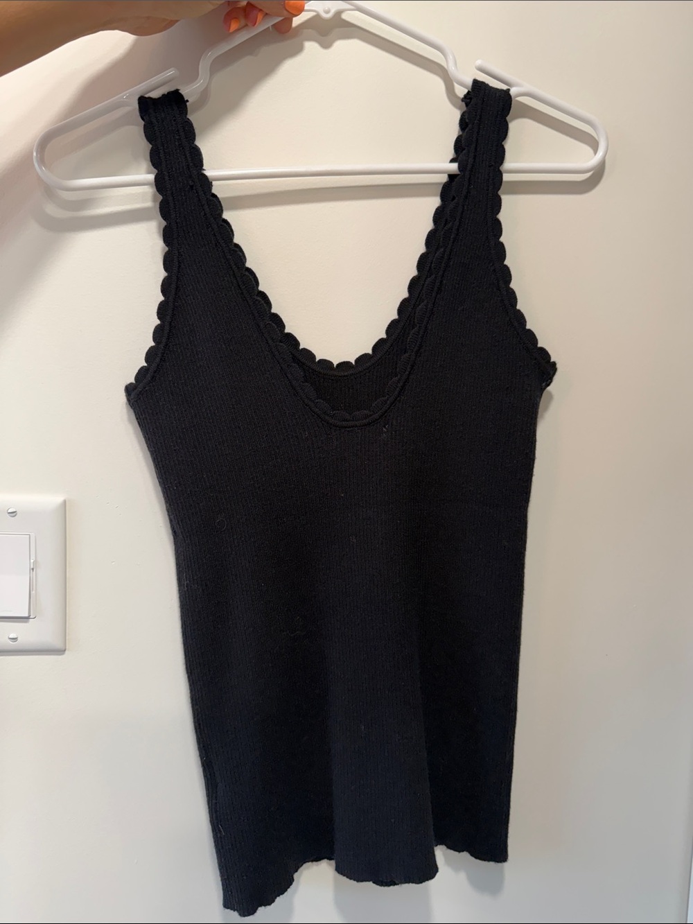 Black Scallop-Edge Knit Tank Top - Picture 3 of 6